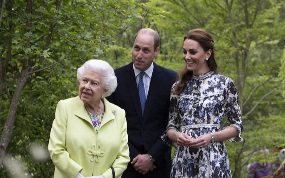 Kate được khen giống Nữ hoàng hơn cả mẹ chồng Diana