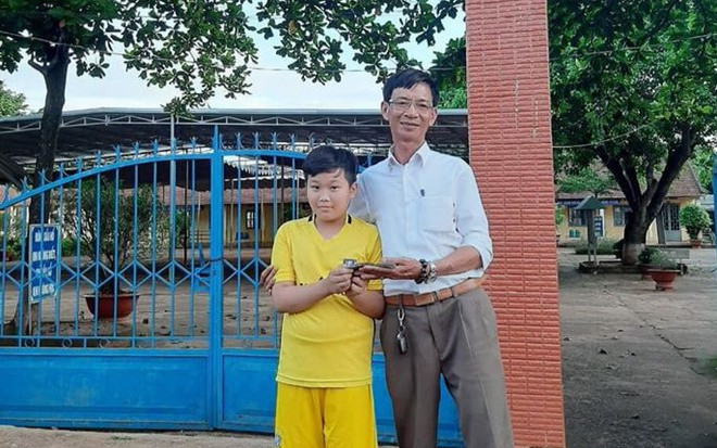 Trả lại 50 triệu đồng cho người đánh rơi, bé trai được người mất tiền xin nhận làm cháu nuôi