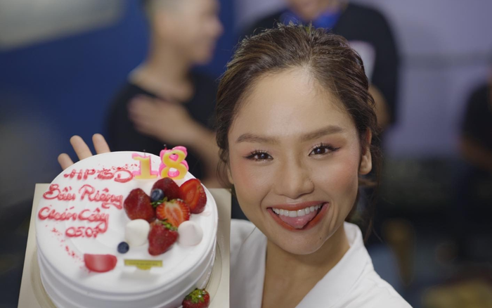 Nửa đêm vẫn miệt mài làm việc, Miu Lê bất ngờ được ekip mừng sinh nhật với biệt hiệu 'không đụng hàng'