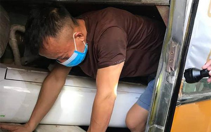 Phát hiện 3 người chui hầm xe khách qua cửa khẩu nhằm trốn cách ly