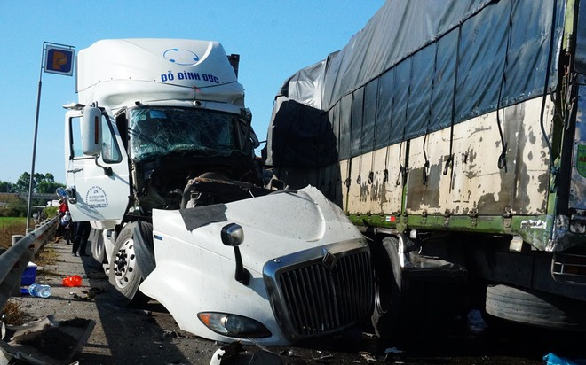 Xe tải đối đầu xe container, 1 người chết, 2 người bị thương