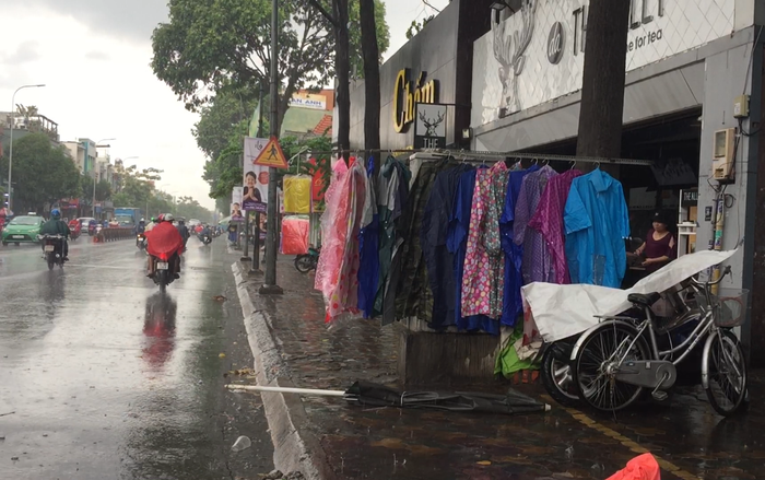 Người Sài Gòn đi làm trong cơn mưa đầu tuần