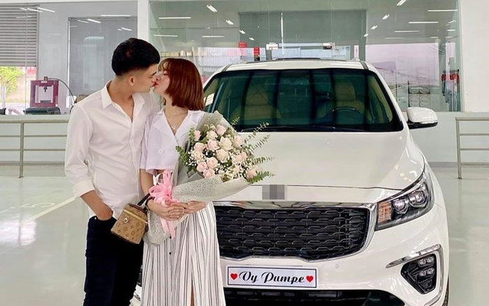 Chơi lớn như Mạc Văn Khoa: Mua xế hộp tiền tỉ tặng bạn gái dịp kỉ niệm 5 năm quen nhau