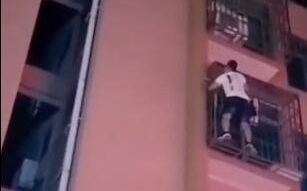 Liều mạng trèo lên ban công tầng 6 giải cứu bé trai, anh chàng không thể tự xuống được vì sợ độ cao