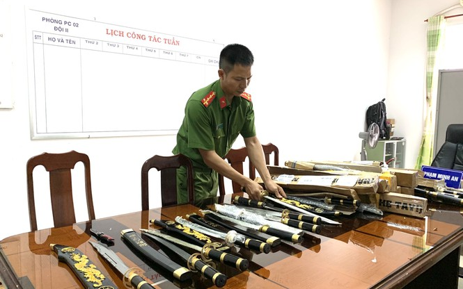 Phát hiện hàng loạt bưu kiện chứa 'hung khí nóng'