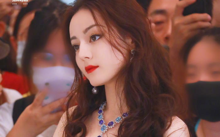 Địch Lệ Nhiệt Ba và những lần mặc quyến rũ khó tin