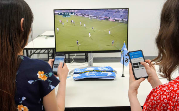 Ngả mũ với cách cổ vũ bóng đá thời COVID-19 của người Nhật Bản