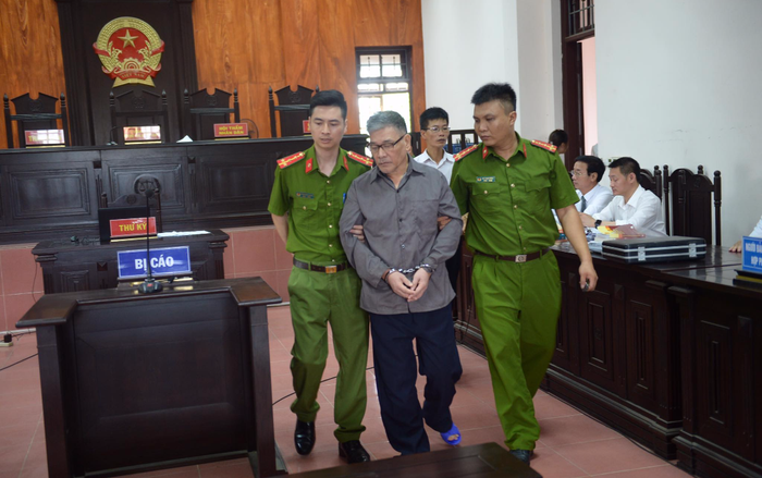 Xét xử vụ anh truy sát cả nhà em gái ở Thái Nguyên: Cựu phó giám đốc công ty xi măng tóc bạc trắng, gầy rộc đến toà