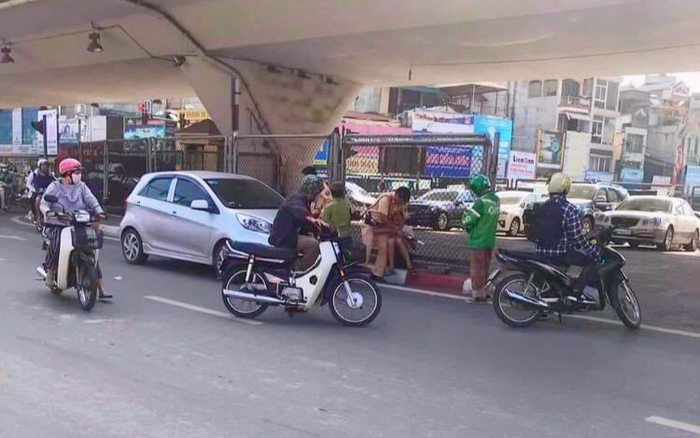 Bị yêu cầu dừng xe, tài xế tăng ga kéo lê trung uý CSGT chấn thương phải nhập viện