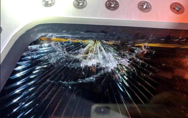 Cửa sổ buồng lái bị nứt, máy bay lập tức hạ độ cao hơn 3.000 mét trong 3 phút