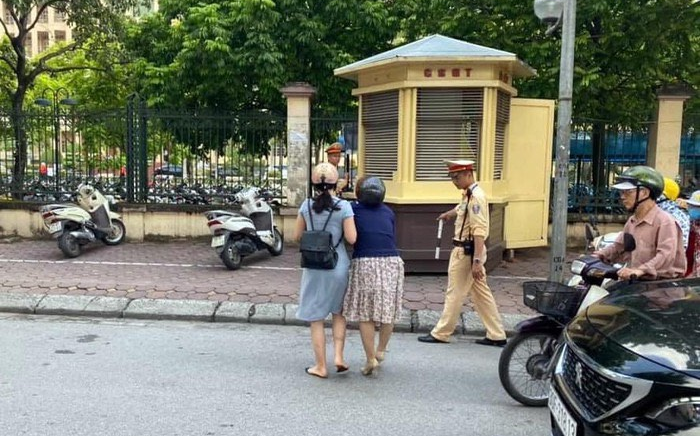 Phòng CSGT Hà Nội lên tiếng: Không có việc CSGT giật ngã cô gái điều khiển xe máy đi trên đường