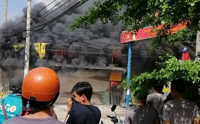 Cháy tiệm cầm đồ ở Bình Dương, 2 vợ chồng cùng con trai 6 tuổi tử vong