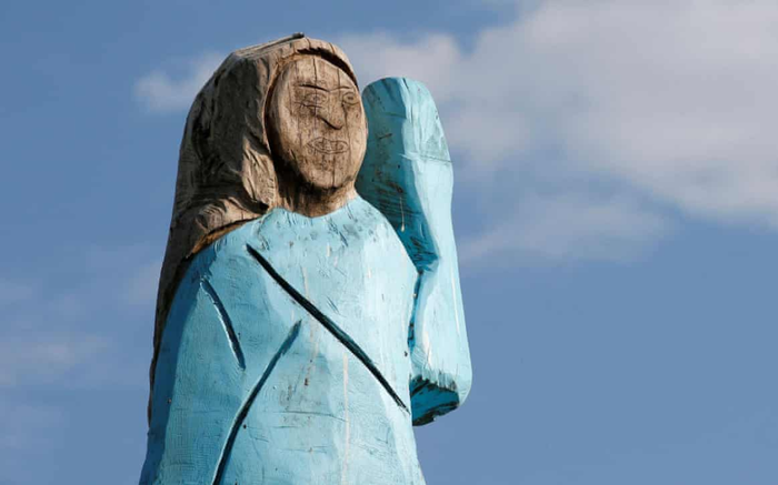 Tượng gỗ bà Melania Trump ở quê nhà bị đốt cháy