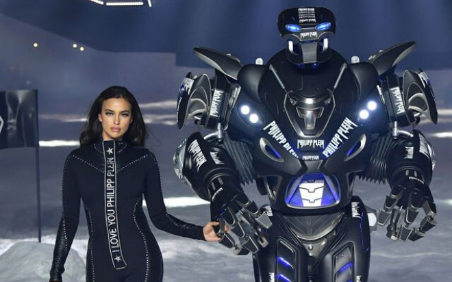 Người mẫu robot lên ngôi, người mẫu truyền thống có nguy cơ thất nghiệp