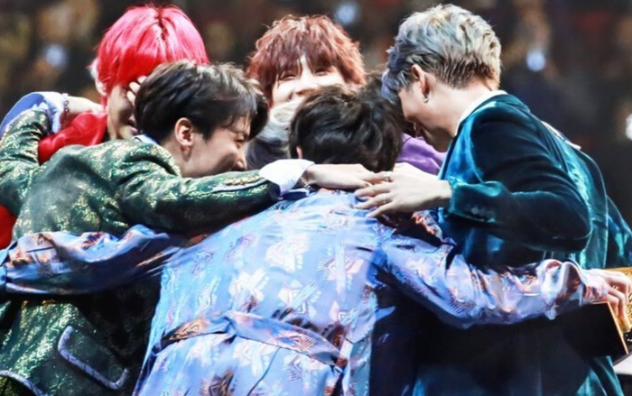 Muốn biết các thành viên BTS thân thiết ra sao, chỉ cần nhìn cách họ ôm nhau là đủ