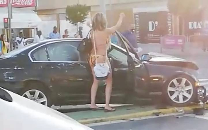 Mặc bikini lái ô tô rồi gây ra tai nạn, hành động sau đó của người phụ nữ càng đáng chê trách hơn