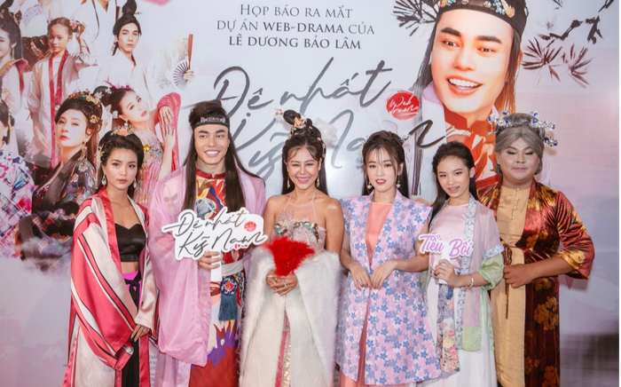 Họp báo phim 'Đệ nhất kỹ nam': Lê Dương Bảo Lâm 'e thẹn' bên dàn trai đẹp, Nam Thư hóa kiều nữ quyến rũ