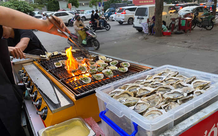 Hàu nướng vỉa hè giá 5k xuất hiện nhiều trên đường phố Hà Nội, người bán kiếm bạc triệu mỗi ngày