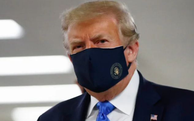Tổng thống Trump lần đầu tiên đeo khẩu trang xuất hiện nơi công cộng