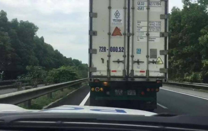 Không nhường đường cho xe ưu tiên, tài xế xe tải bị phạt 2,5 triệu đồng, tước giấy phép lái xe