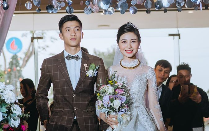 Bà xã Văn Đức 'xấu hổ' giơ tay che mặt vì hành động của chồng ở quán nước vỉa hè