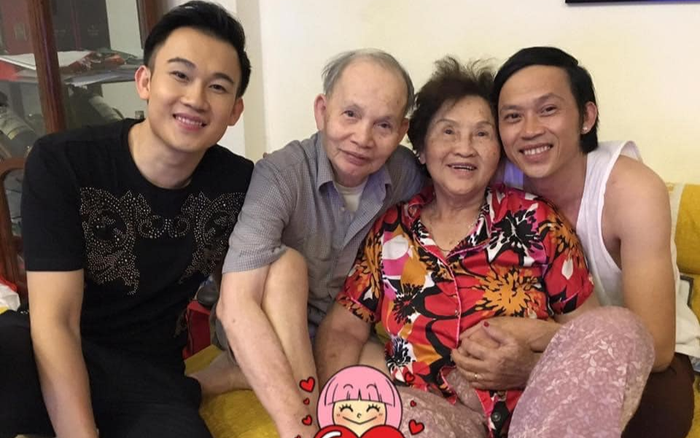 Dương Triệu Vũ khoe ảnh chụp bên bố mẹ và Hoài Linh: Giờ thì hiểu vì sao 2 anh em không giống nhau