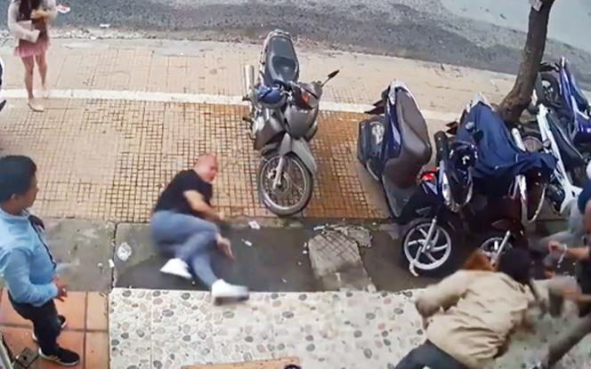 Đăng tải trạng thái chê bai khu dịch 'Qủy Núi', người đàn ông bị võ sư hẹn đến quán cà phê hành hung