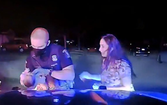 Nghẹt thở khoảnh khắc cảnh sát cứu sống bé 3 tuần tuổi bị nghẹn sữa