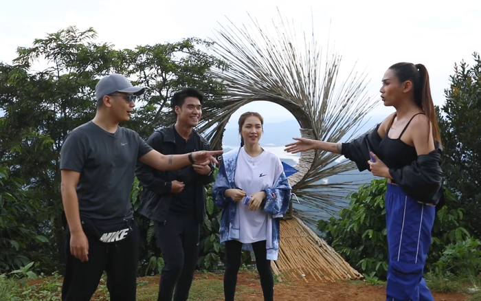 Võ Hoàng Yến nổi đoá với đồng đội, Hòa Minzy loạng choạng trên thuyền giữa hồ trong show thực tế mới 'Đại Chiến Săn Ảnh'