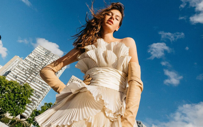 Sàn catwalk thời COVID-19: Các nhà mốt ra mắt BST váy cưới qua show thực tế ảo