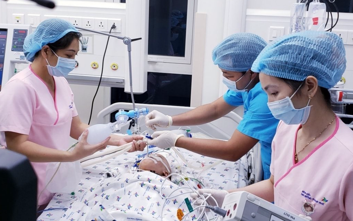 Hai bé song sinh Trúc - Diệu đã tỉnh lại sau ca phẫu thuật