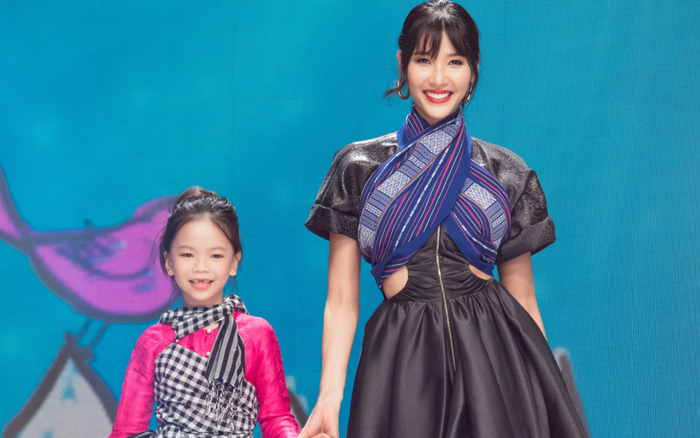 Á hậu Hoàng Thùy trưng trổ tài catwalk điệu nghệ bên các mẫu nhí