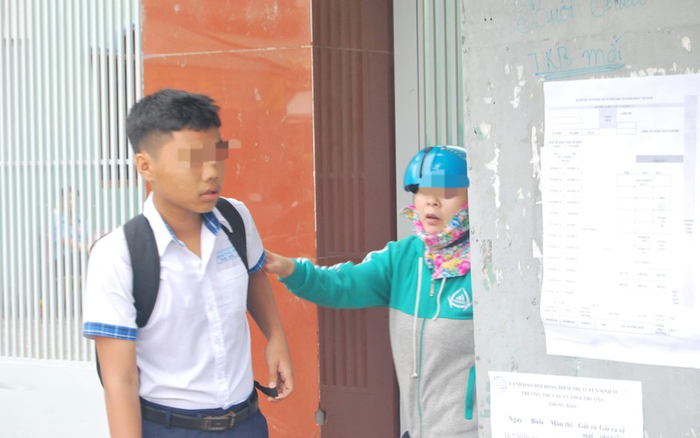 Kỳ thi tuyển sinh lớp 10: Hớt hải chạy đến điểm thi, nam sinh đành buồn bã ra về... vì đã trễ giờ