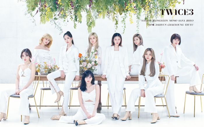 Twice đánh úp nhá hàng sản phẩm tiếng Nhật mới, fan lập tức trổ tài thám tử đoán thời gian thực hiện album chỉ qua chi tiết nhỏ này!