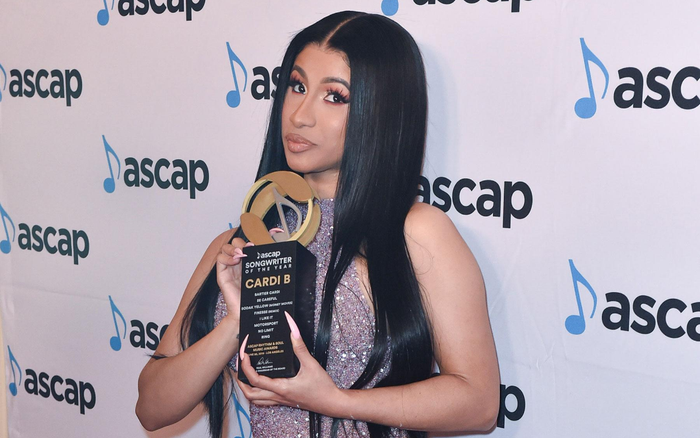 Cardi B nhận giải 'Nhạc sĩ của năm’ lần thứ hai liên tiếp, phá vỡ kỷ lục của đàn chị nhưng vẫn không được cư dân mạng công nhận