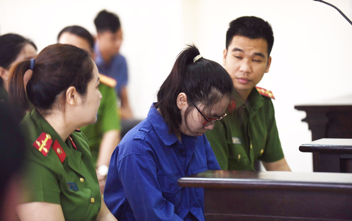 Xét xử vụ đầu độc chị họ bằng trà sữa vì yêu anh rể: Nữ bị cáo cúi gằm mặt, người thân ôm di ảnh nạn nhân đến toà