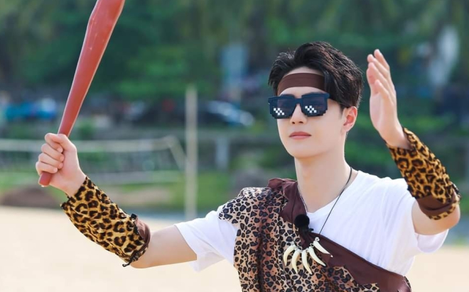 Vương Nhất Bác trong 'Tiệm lướt sóng mùa hè' mặc đồ thổ dân, giống Tarzan của phương Đông đi lạc đến thành thị