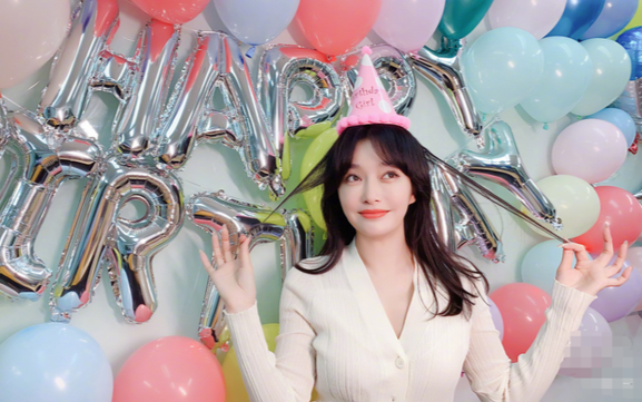 'Phú Sát hoàng hậu' Tần Lam xinh đẹp trẻ trung trong tiệc sinh nhật tuổi 42