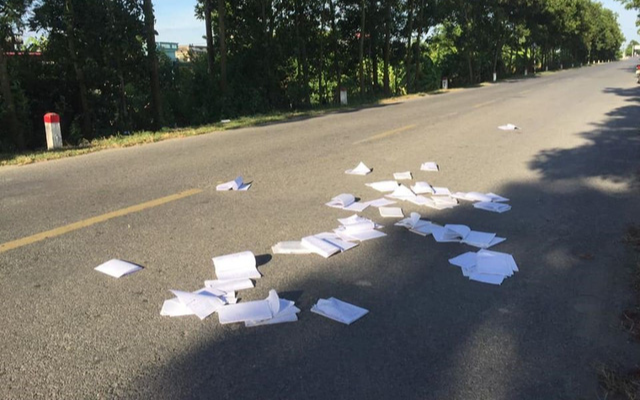 Hình ảnh sách vở bị vứt ngổn ngang trên đường sau ngày thi khiến nhiều người bức xúc