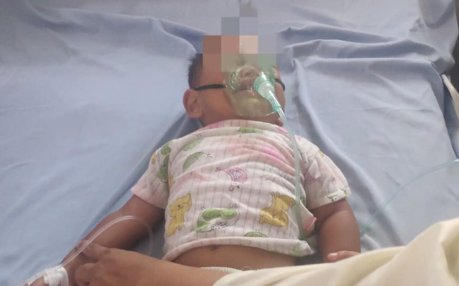 Cứu bé trai 16 tháng tuổi uống nhầm dầu hỏa bỏ trong vỏ chai nước khoáng