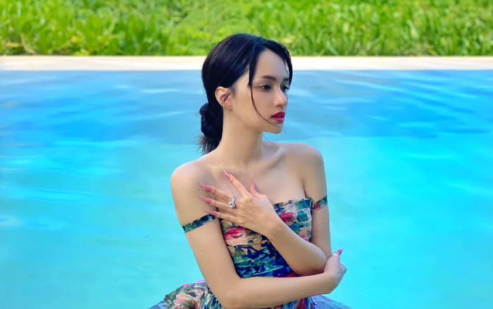 Hương Giang khoe vẻ quyến rũ ướt át, tái hiện dáng pose 'thần thánh' khiến fan trầm trồ