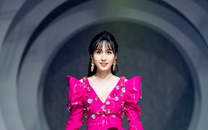 Lynk Lee run rẩy xúc động khi lần đầu làm vedette show thời trang, khán giả cũng rưng rưng theo