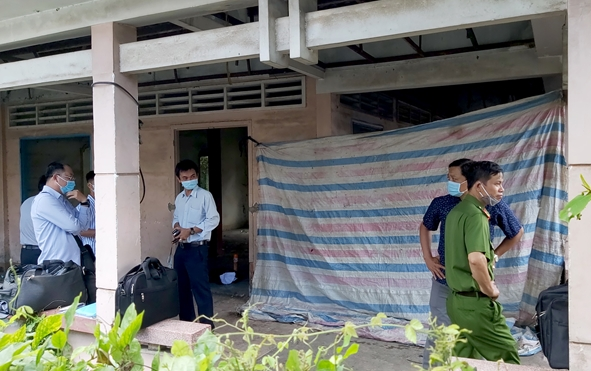 Phát hiện thi thể người đàn ông đang phân hủy bên trong nhà hoang