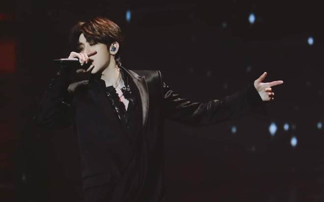 Soi hàng hiệu Thái Từ Khôn mặc khi biểu diễn tại Đông Phương Phong Vân Bảng: Nguyên cây đen nhức mắt!