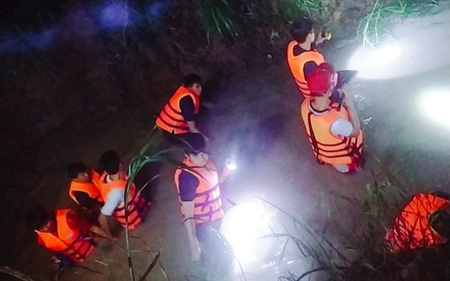 Rủ nhau đi tắm mưa ở rạch nước, bé 6 tuổi bị cuốn trôi