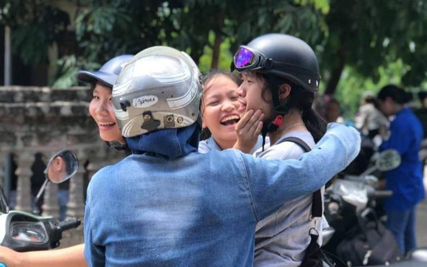 Không làm được bài, nữ sinh bất ngờ nhận được cái ôm động viên cực dễ thương từ người 'lạ mặt'