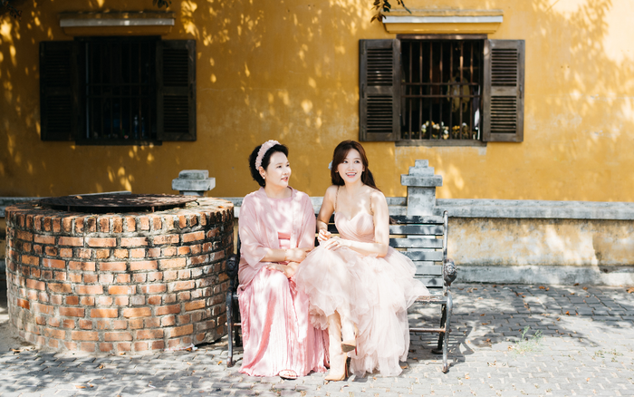 Ngưỡng mộ thời trang tinh tế và đồng điệu của Hari Won và mẹ ruột