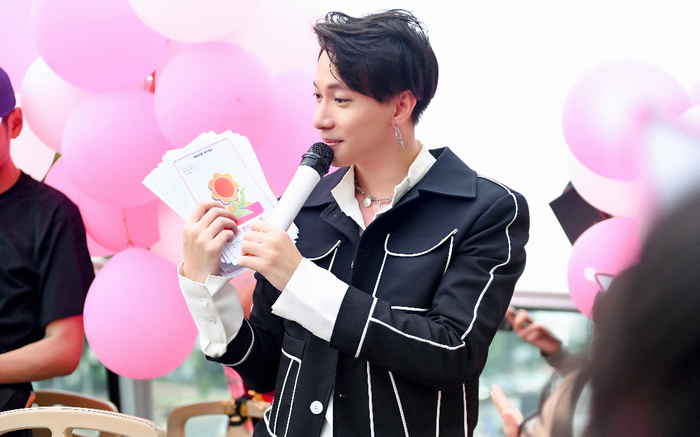 Fan náo loạn khi S.T bất ngờ xuất hiện và tặng Phiếu bé ngoan trên xe bus 2 tầng