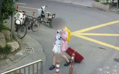 Bé gái 10 tuổi vượt 600km đi gặp bạn mới quen qua mạng, vóc dáng của em còn khiến mọi người kinh ngạc hơn