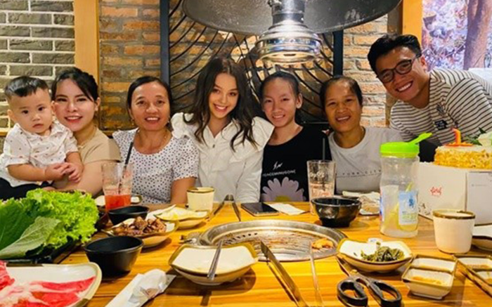 Hotgirl ngoại quốc xuất hiện thân mật bên thủ môn Bùi Tiến Dũng: Nhan sắc đỉnh cao nhưng profile mới là điều đáng chú ý!